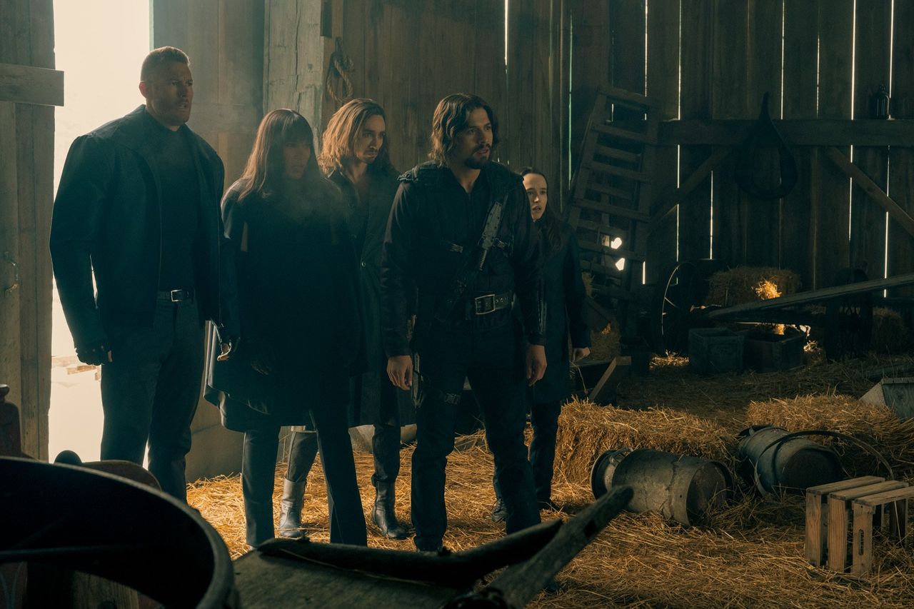 Tom Hopper as Luther Hargreeves, Emmy Raver-lampman as Allison Hargreeves, Robert Sheehan as Klaus Hargreeves, David Casta&ntilde;eda as Diego Hargreeves and Ellen Page as Vanya Hargreeves.