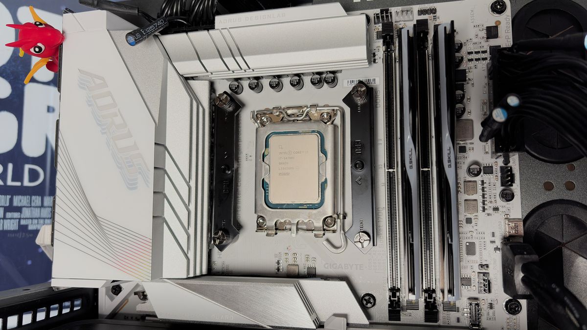 The Cooler Master V8 Ace 3DHP installed on a test bench and on its box.