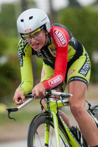 Ana Bianca Schnitzmeier (ABUS Nutrixxion) gritting it out through the nasty weather.