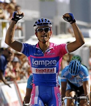 Daniele Bennati (Ita) Lampre-Fondital wins the first sprint