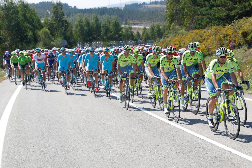Tinkoff lead the bunch during stage 4 at the Vuelta