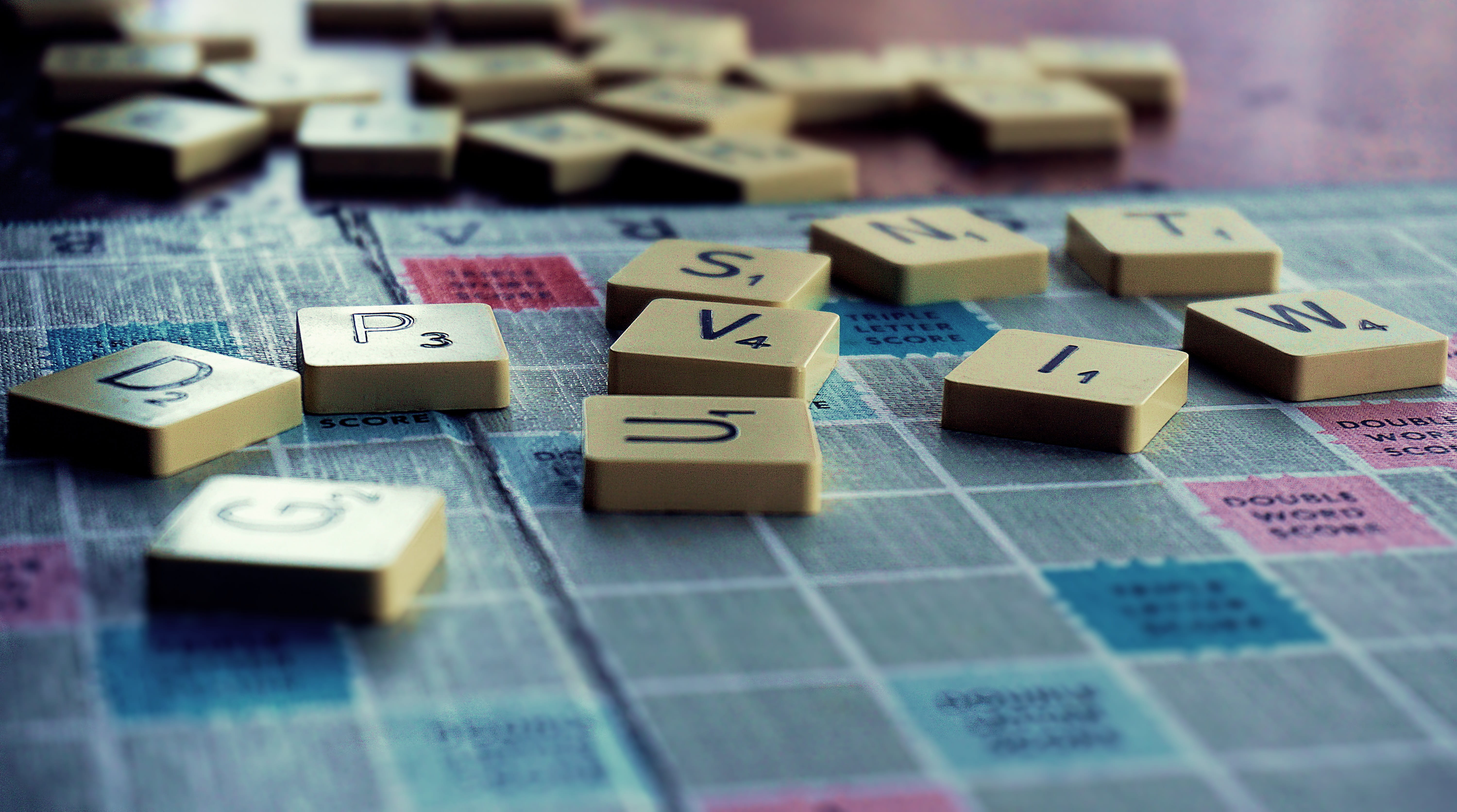 os melhores jogos de tabuleiro para dois jogadores - um tabuleiro de Scrabble com uma variedade aleatória de peças de perto