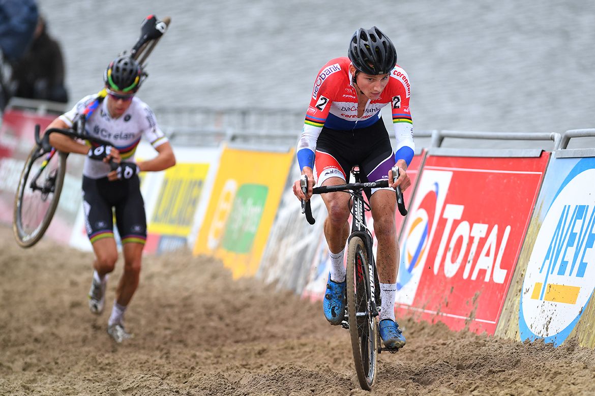 Mathieu van der Poel (Beobank-Corendon) gets an advantage as Van Aert bobbles in the sand
