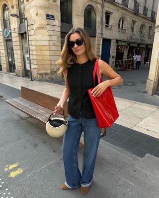 Anne Laure Mais com bolsa de compras Sezane vermelha