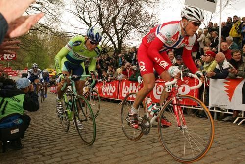 Magnus Backstedt (Liquigas-Bianchi) keeps up with Thor Hushovd (Credit Agricole).