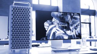 Paris, Frankreich - 28. Oktober 2022: neue Apple Computers Mac Pro Workstation mit Pro Display XDR 6k Monitor