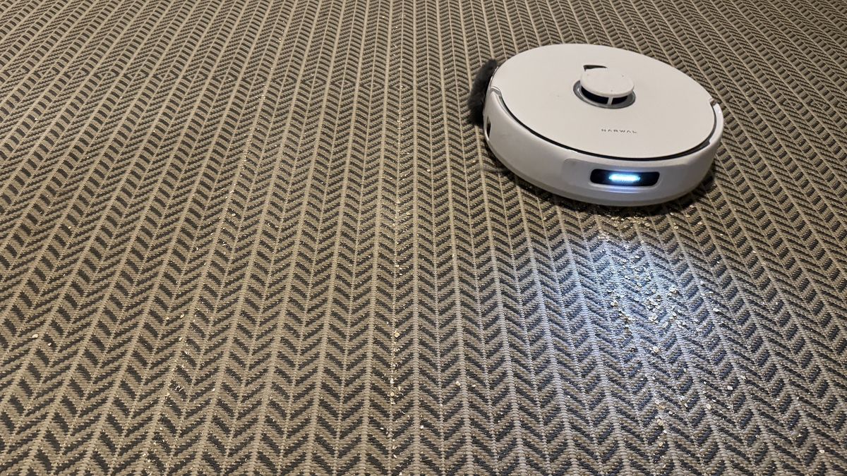 testing the Narwal Freo Z Ultra for mopping and vacuuming skills