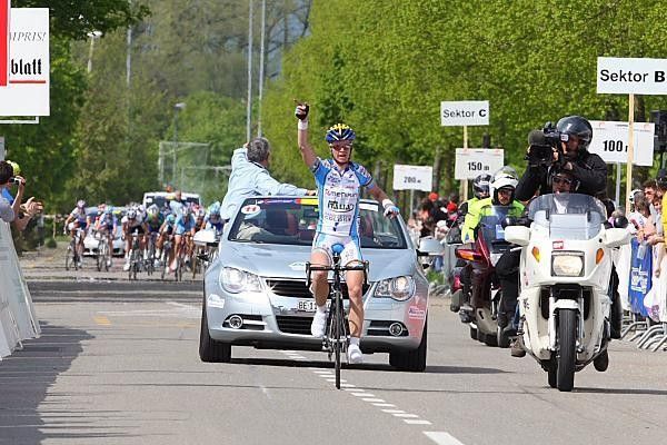 Susanne Ljungskog (Menikini-Selle Italia) takes the win