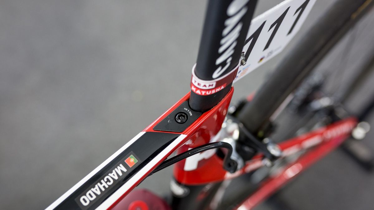 The seat clamp bolt is neatly in the top tube