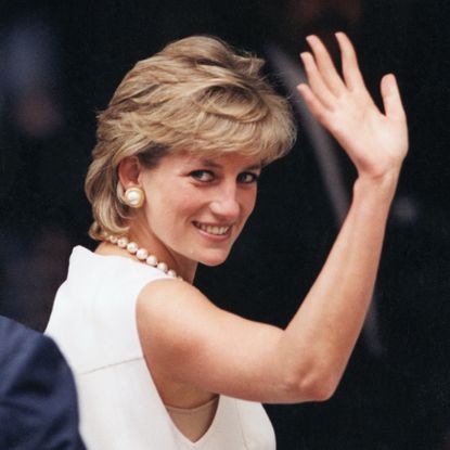 On The Last Day Of Her Visit To Chicago Princess Diana Waves To Enthusiastic Crowd