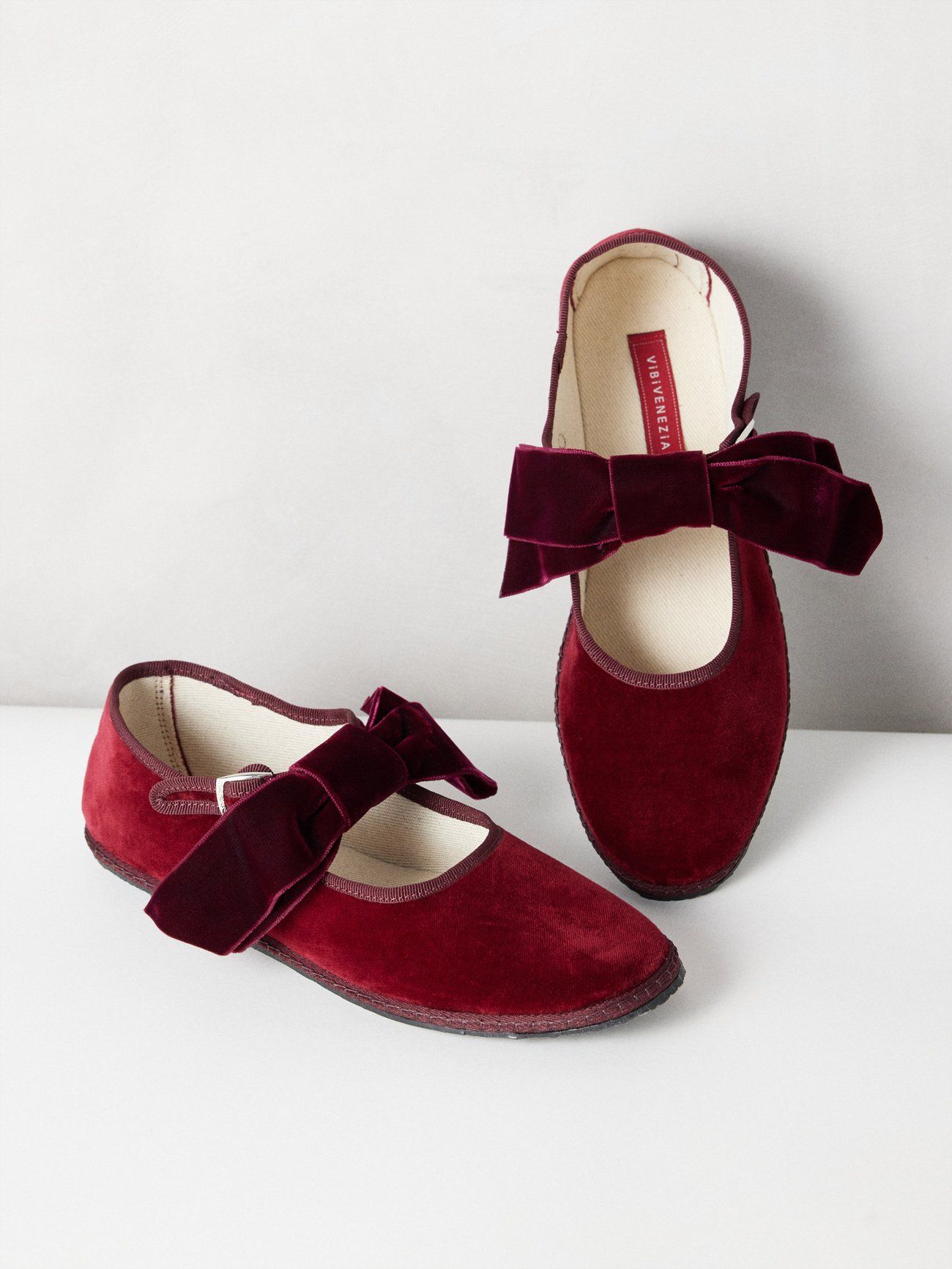 The Red Flat Shoe Trend Will Elevate Your Spring Jeans Outfits The Red Flat Shoe Trend Will Elevate Your Spring Jeans Outfits