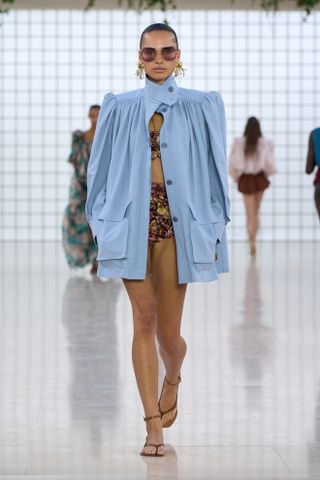 Blaue Jacke von Chloe auf der Paris Fashion Week Frühling Sommer 2025