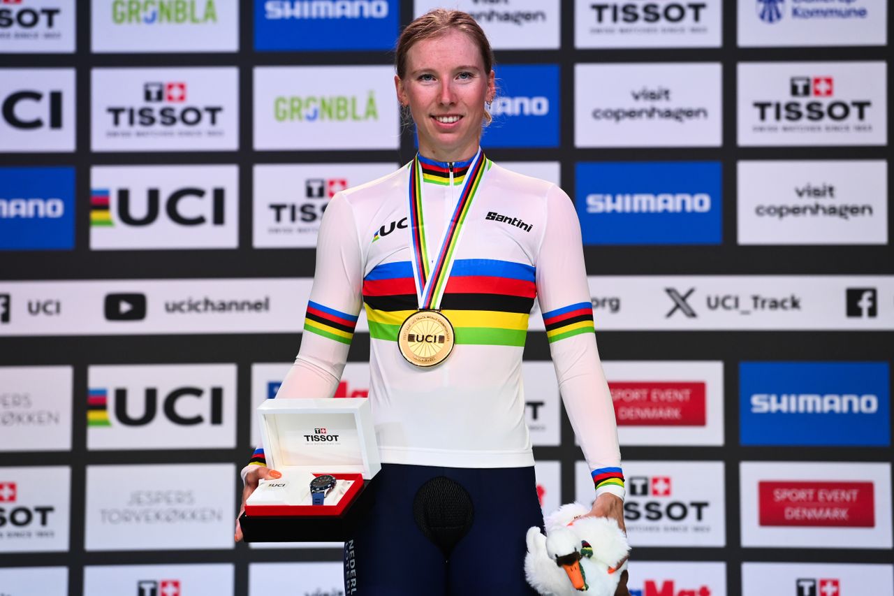 Lorena Wiebes at the Track Worlds 2024 in a rainbow jersey