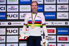 Lorena Wiebes at the Track Worlds 2024 in a rainbow jersey