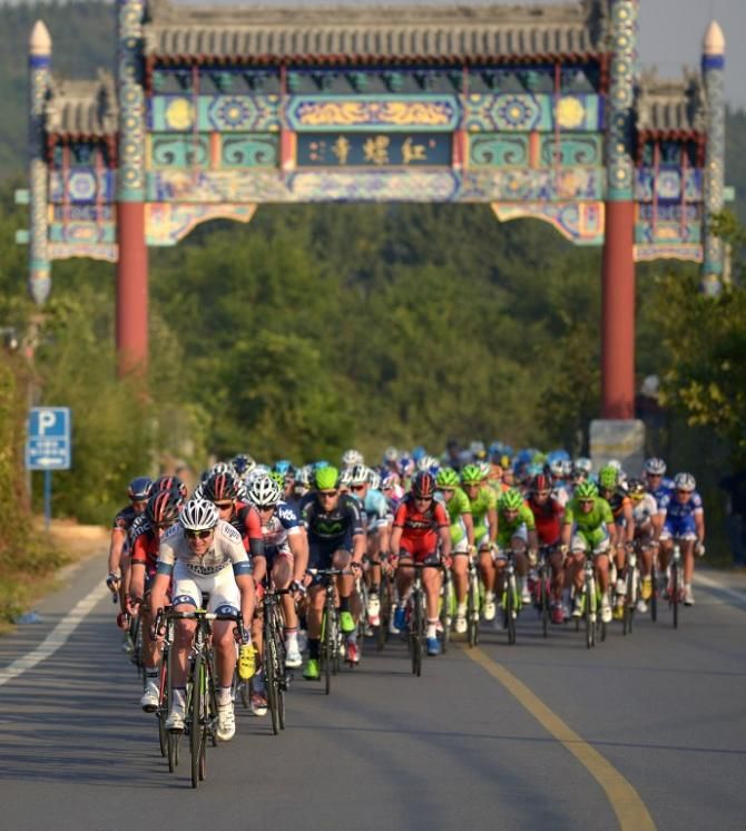 The peloton on stage 1 of the Tour of Beijing