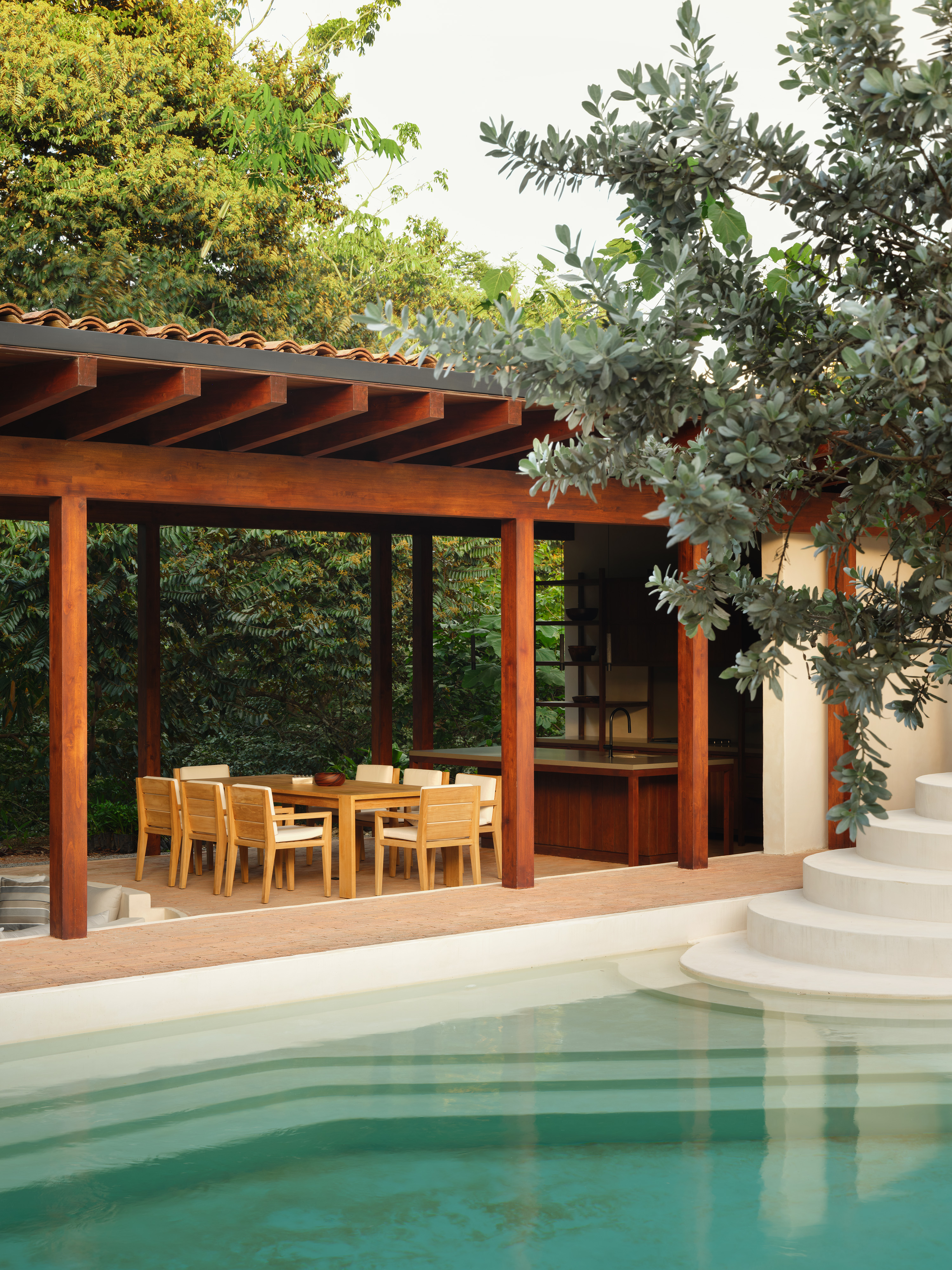a sculptural Patio house in Costa Rica, textured, low volumes among tropical greenery