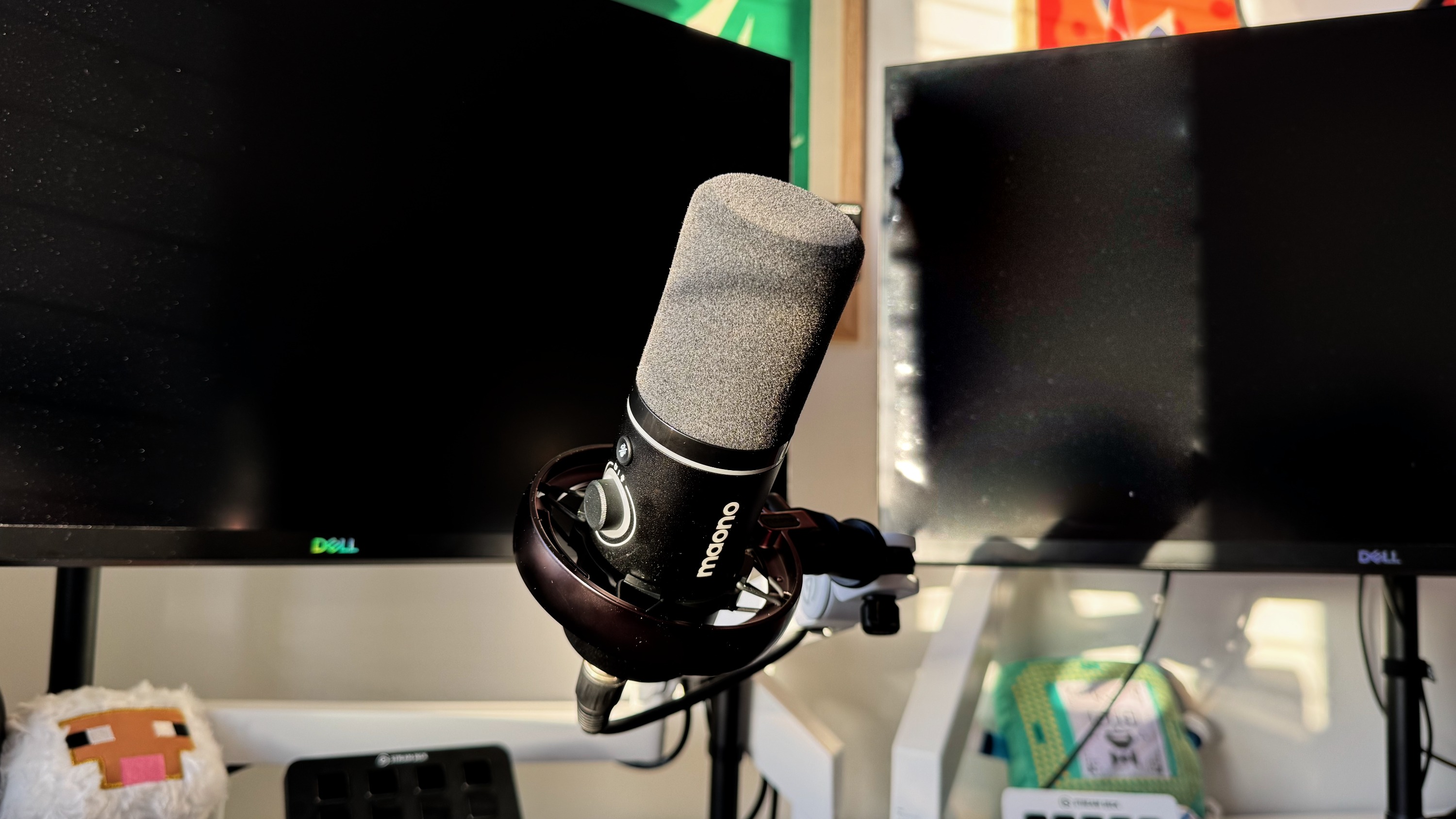 The Maono PD200W in front of two gaming monitors