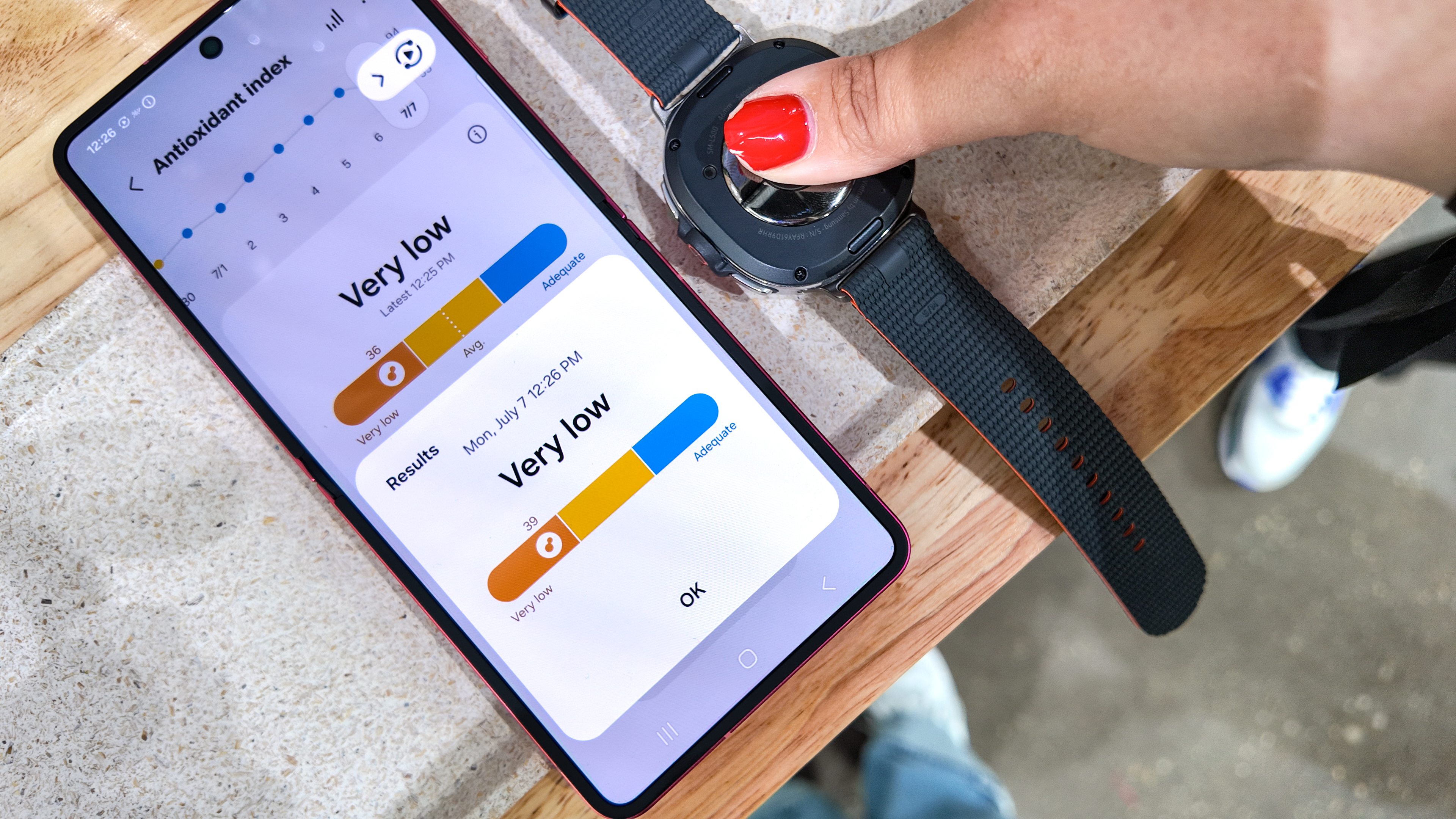 Close-up of a user testing their antioxidant levels by placing their thumb on the rear sensors of the Galaxy Watch 8