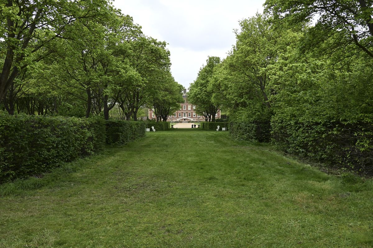 Wideangle photo of historic building with the Nikon Z 28-400mm f/4-8 VR lens's wide setting