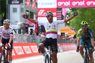 Giro d'Italia: Jhonatan Narváez holds off Tadej Pogačar in lighting-fast stage 1 finish 