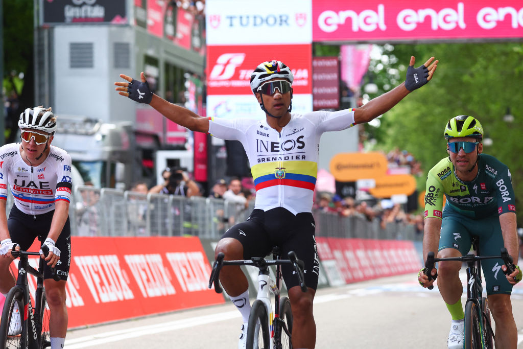 Winner Team Ineos' Ecuadorian Jhonatan Narvaez (C), flanked by second placed Team Bora's German rider Maximilian Schachmann (R) and third placed Team UAE's Slovenian rider Tadej Pogacar (L), celebrates as he winsthe stage 1 of the Giro d'Italia 2024 cycling race, 140 km between Venaria Reale and Turin on May 4, 2024. The 107th edition of the Giro d'Italia, with a total of 3400,8 km, departs from Veneria Reale near Turin on May 4, 2024 and will finish in Rome on May 26, 2024. (Photo by Luca Bettini / AFP)