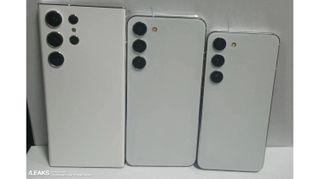 Tre stycken läckta dummy-enheter av Galaxy S23-serien i vitt.