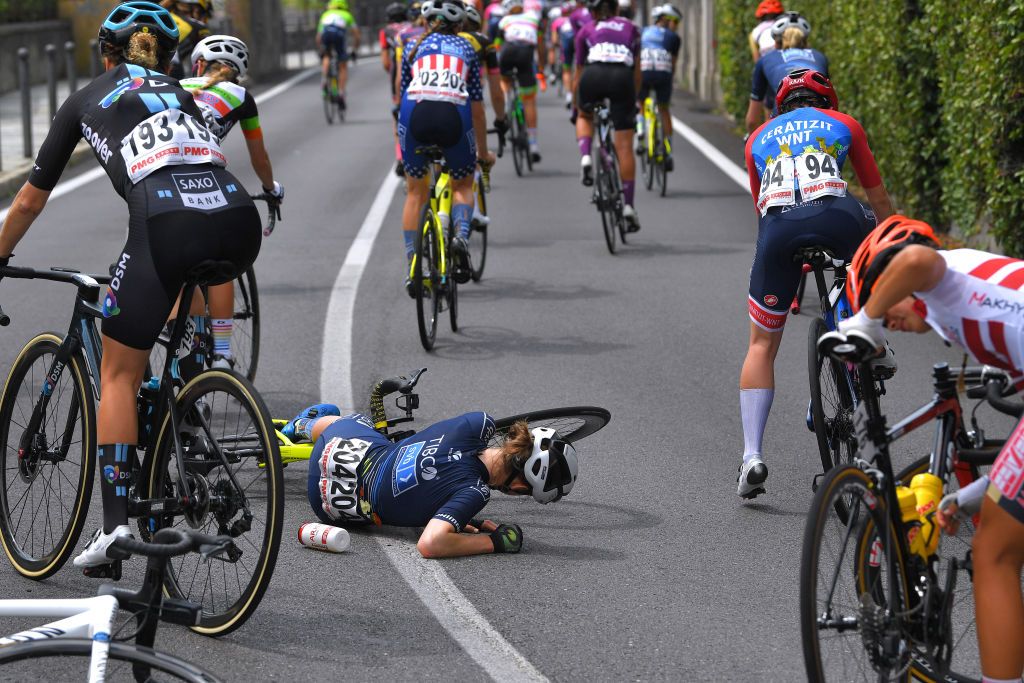 COLICO ITALY JULY 07 Clara Honsinger of United States and Team TIBCO Silicon Valley Bank involved in a crash during the 32nd Giro dItalia Internazionale Femminile 2021 Stage 6 a 155km stage from Colico to Colico Injury GiroDonne UCIWWT on July 07 2021 in Colico Italy Photo by Luc ClaessenGetty Images