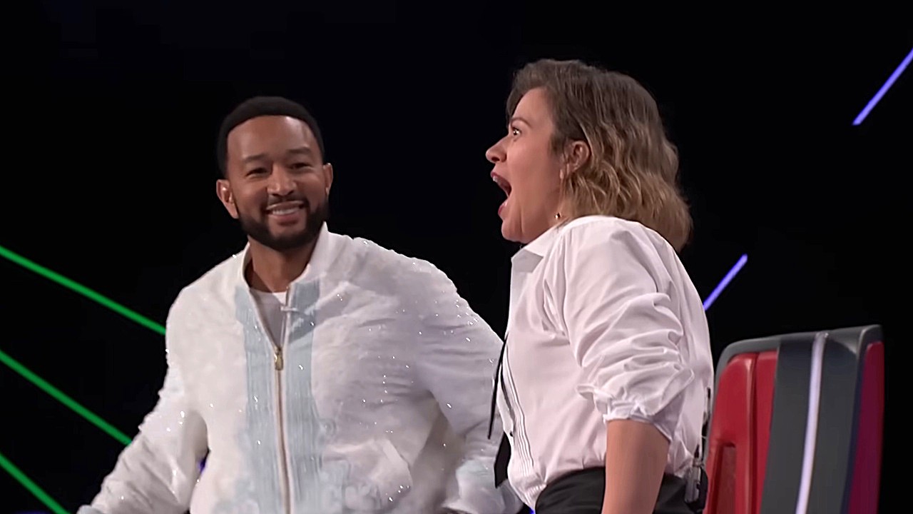 2026年2月23日、『ザ・ヴォイス』シーズン29でリーバ・マッキンタイアがカントリー・ミュージックのコーチとしてレジェンドを支持しているのを見てケリー・クラークソンが反応し、ジョン・レジェンドは微笑む。