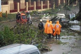 Philippine red cross evalutes damage