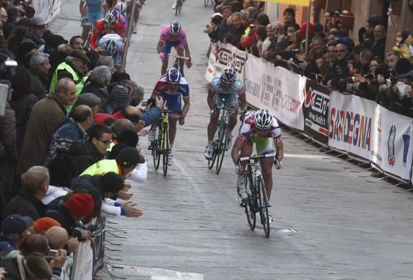 Peter Sagan (Liquigas-Cannondale) unleashes his sprint.