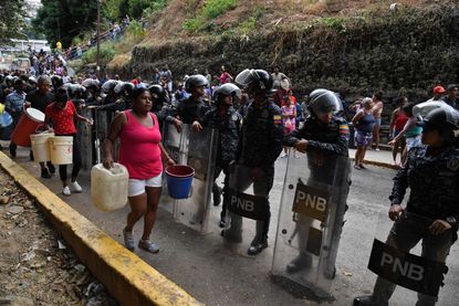 Venezuelans walk to get water amid blackouts