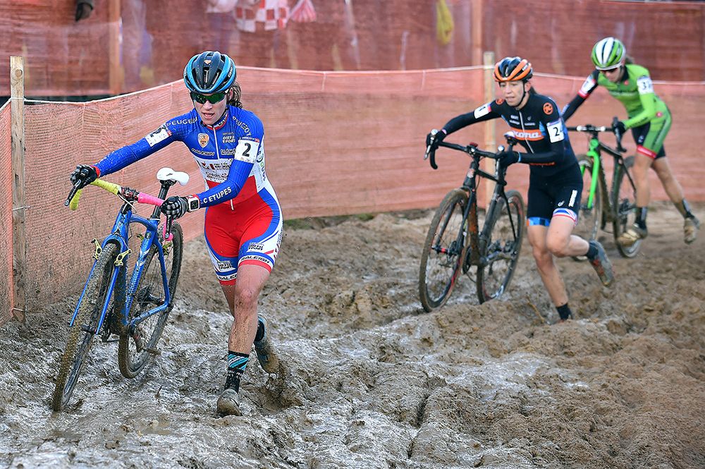 Caroline Mani leads Helen Wyman through the sand