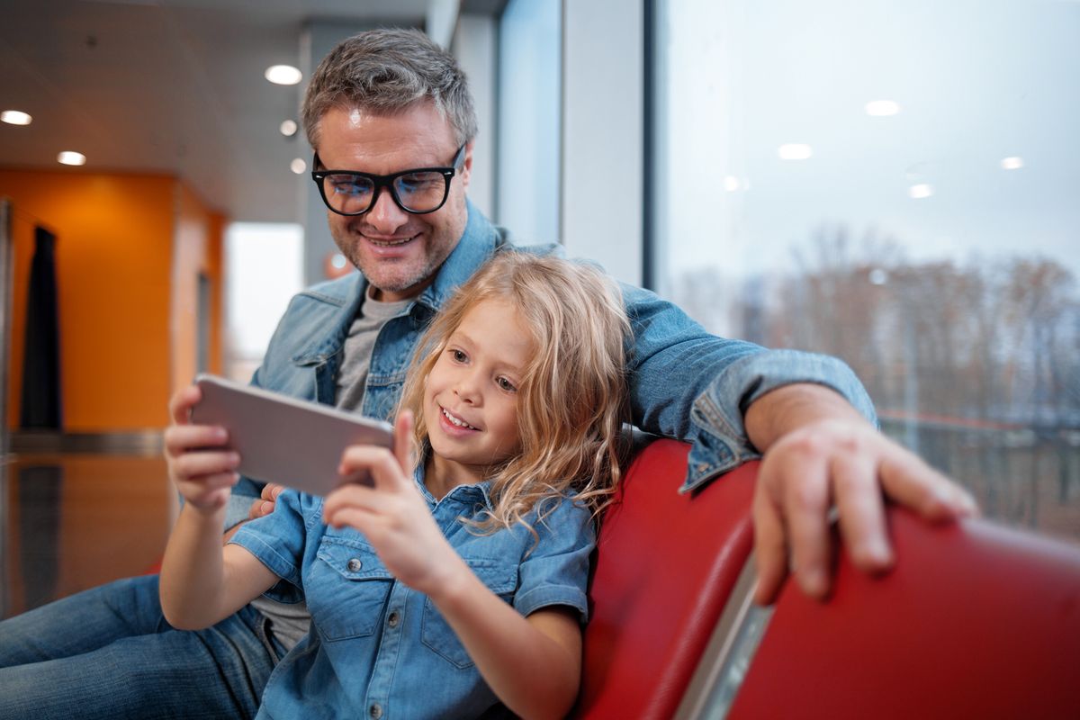 A photo of a parent and child, representing an article about how to use screen pinning on Android