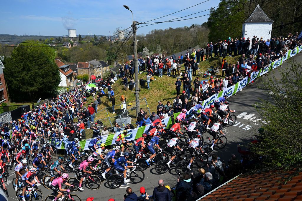HUY BELGIUM APRIL 19 A general view of the peloton climbing to the Cte de Cherav 195m while fans cheer during the 87th La Fleche Wallonne 2023 Mens Elite a 1943km one day race from Herve to Mur de Huy UCIWT on April 19 2023 in Huy Belgium Photo by Luc ClaessenGetty Images