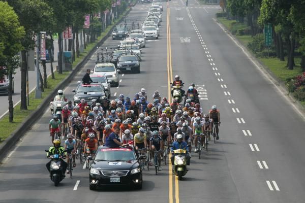 The bunch was slow to get going on stage 6