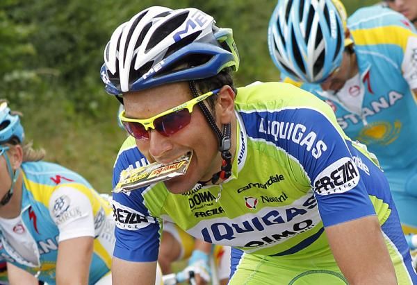 Lunch time for Ivan Basso (Liquigas - Doimo).
