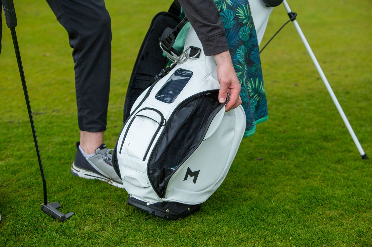 The pockets on the MNML MV2 stand bag