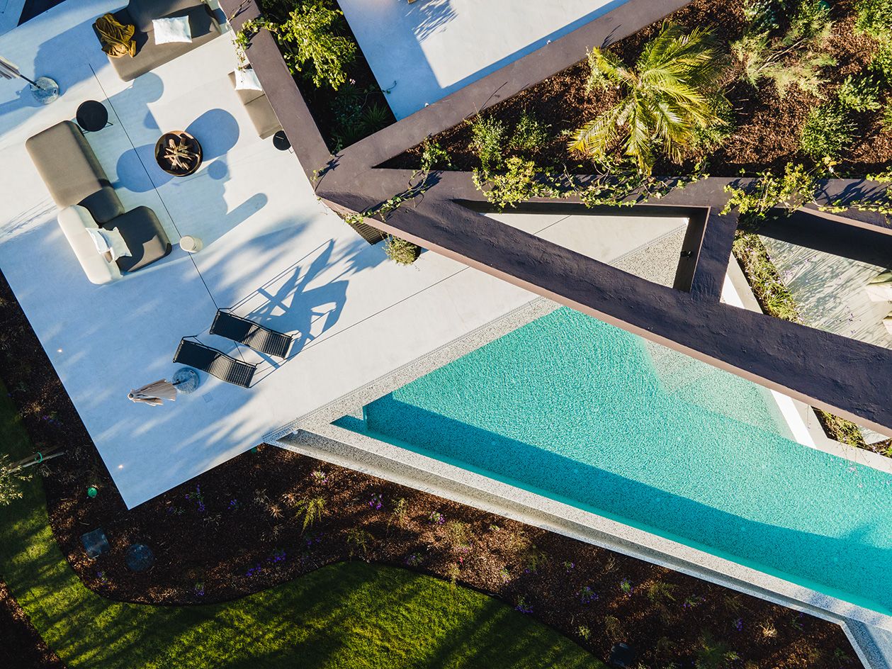 Vista aérea de uma piscina numa casa de luxo em Blackbird, Portugal