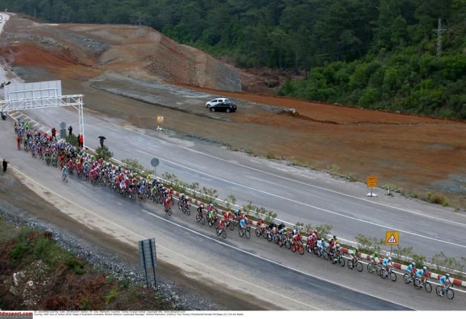 The peloton during a wet stage 4