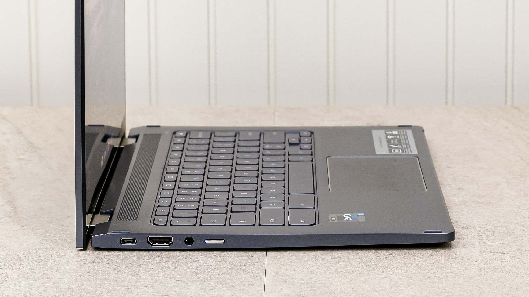 Unidad de revisión Acer Chromebook Spin 714 en el escritorio de perfil, lado izquierdo que muestra