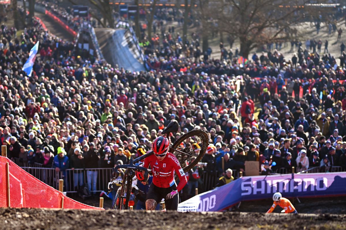 Schreiber in front of the huge crowds in Li&eacute;vin