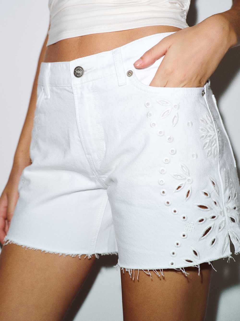 Sutton Low Rise 2.5&amp;rdquo; Slouchy Jean Shorts