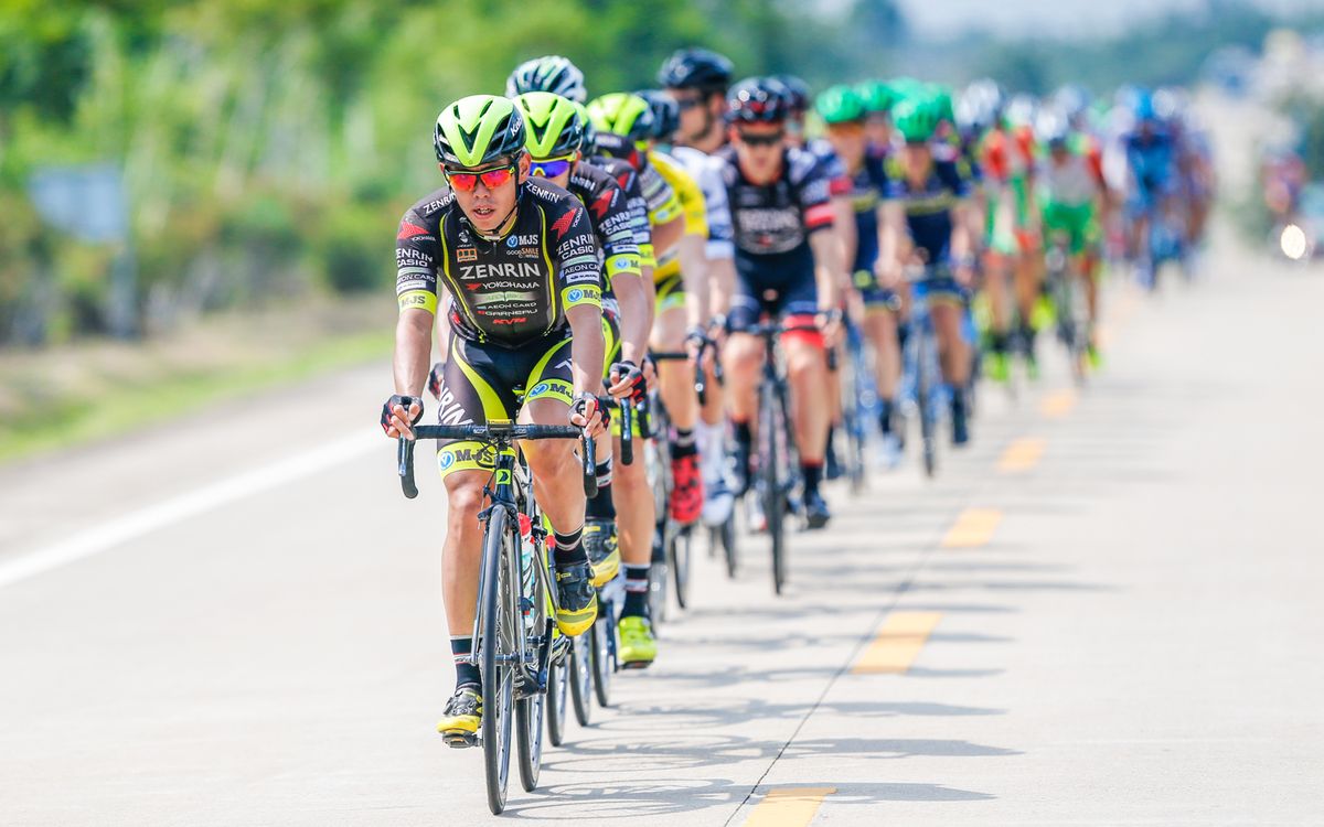 The peloton strings out in one long line