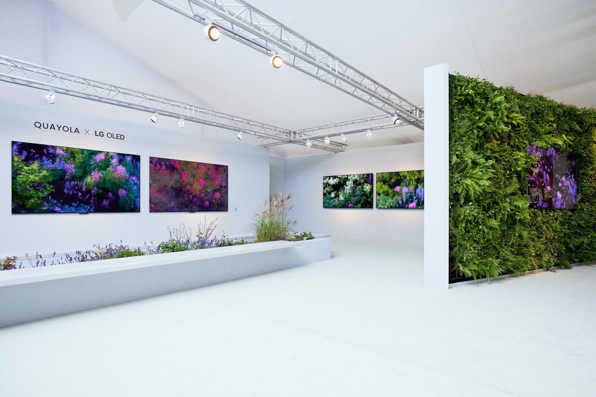 Vue de l'installation de l'œuvre d'art Quayola x LG OLED à la Frieze London 2023