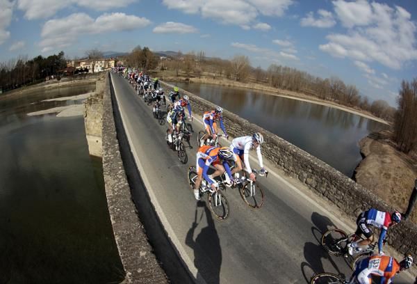 The peloton on stage 3 of Tirreno-Adriatico