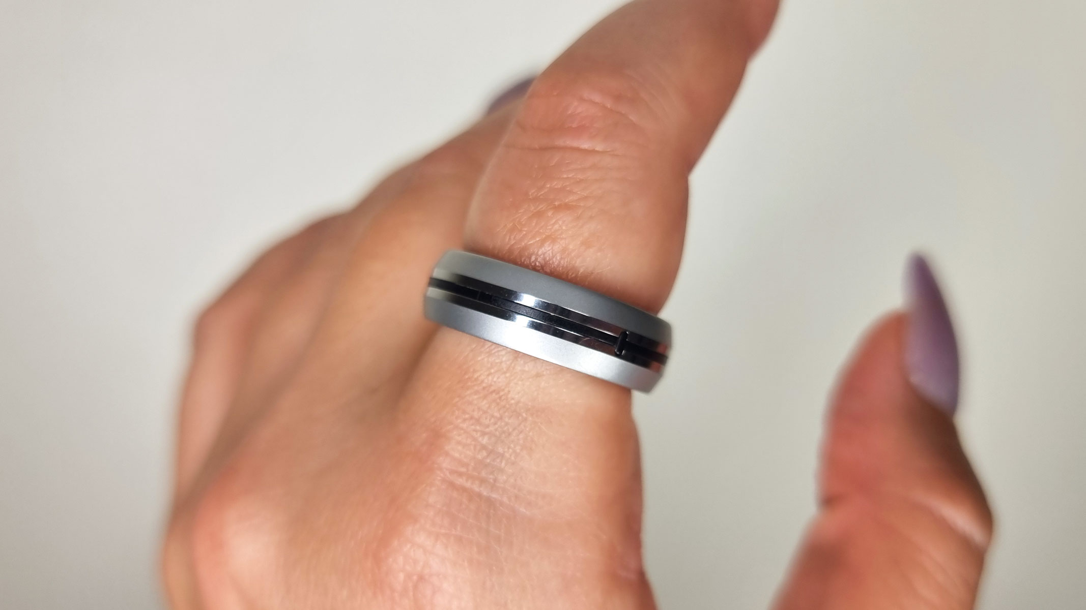 A close-up picture of our reviewer wearing the Renpho Lynx smart ring