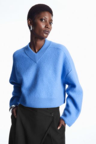 CROPPED V-NECK WOOL JUMPER