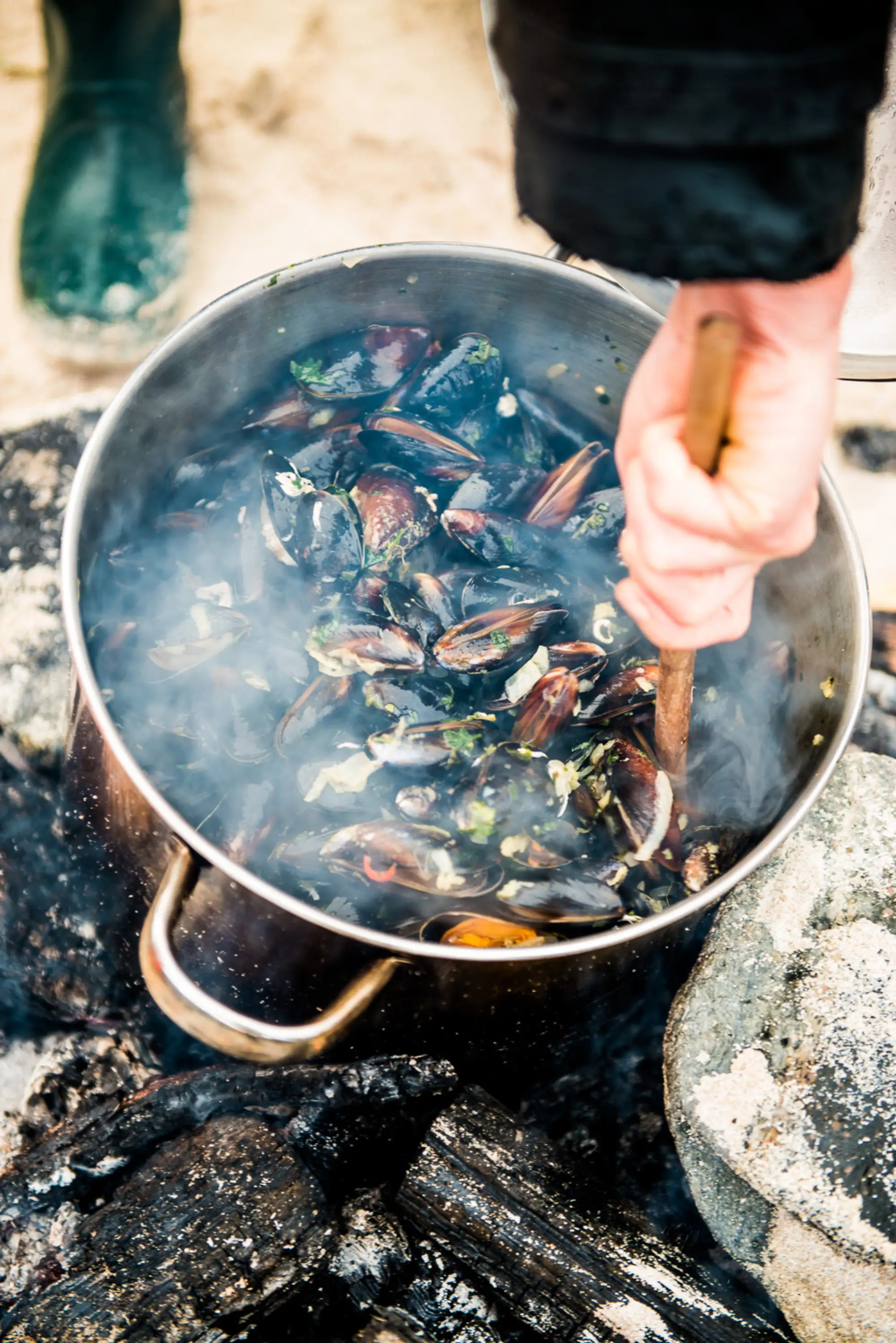 BLE18.travel_summer.KITWScotlandcookingmusselsonthebeach
