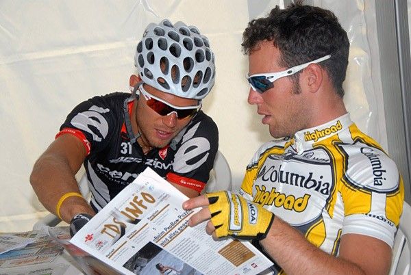 Thor Hushovd (Cerv&eacute;lo TestTeam) and Mark Cavendish (Team Columbia-Highroad) do some reading prior to the start.