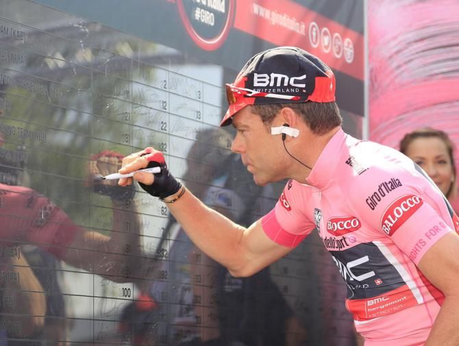Cadel Evans (Team BMC) signs on